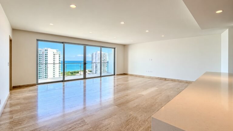 SLS Bahía Beach Residencia con vista a las amenidades y al mar